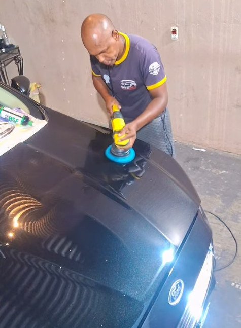 Polimento em andamento no box da Manto do Brilho