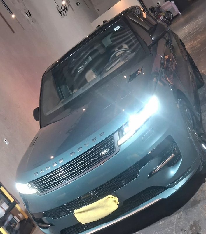 Range Rover recém-polida no box da Manto do Brilho, com os faróis acesos