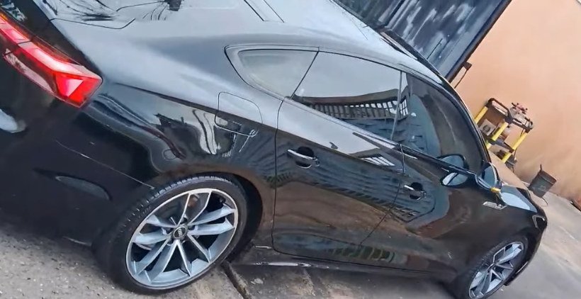 Audi preto com a lataria espelhando depois do polimento