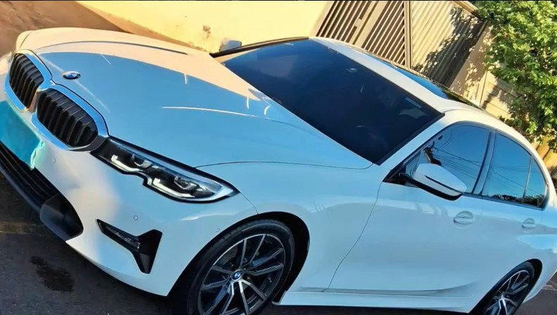 BMW branca polida, vista de três quartos