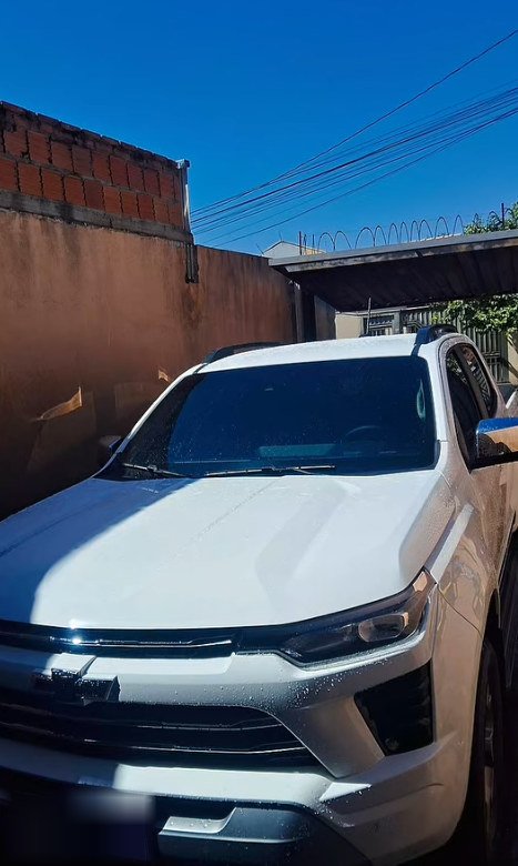 Picape branca no box, ainda molhada da lavagem